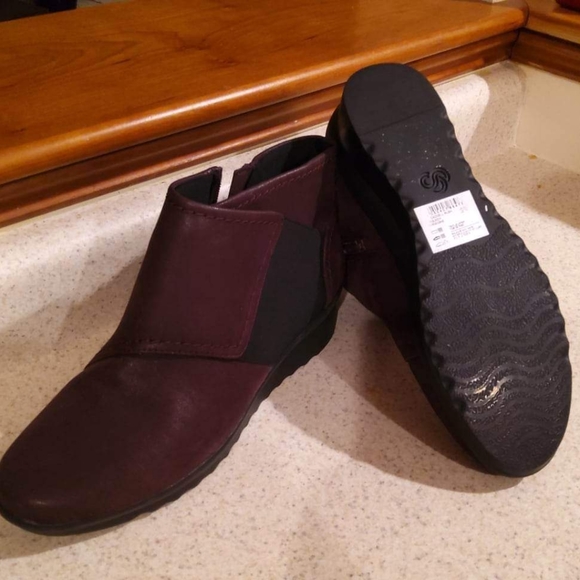 CLARKS, practically new - Picture 2 of 2